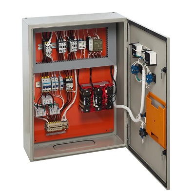 Painel de comando eletrico aberto